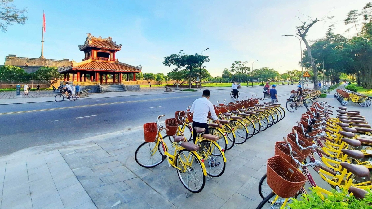 Hue City Tour - Cycling to Thanh Toan Bridge