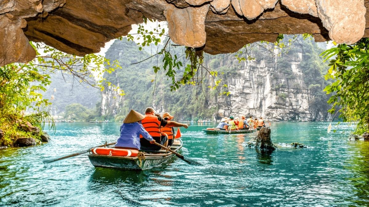 Ninh Binh: Hoa Lu - Tam Coc - Mua Cave (Deluxe Group from Hanoi)