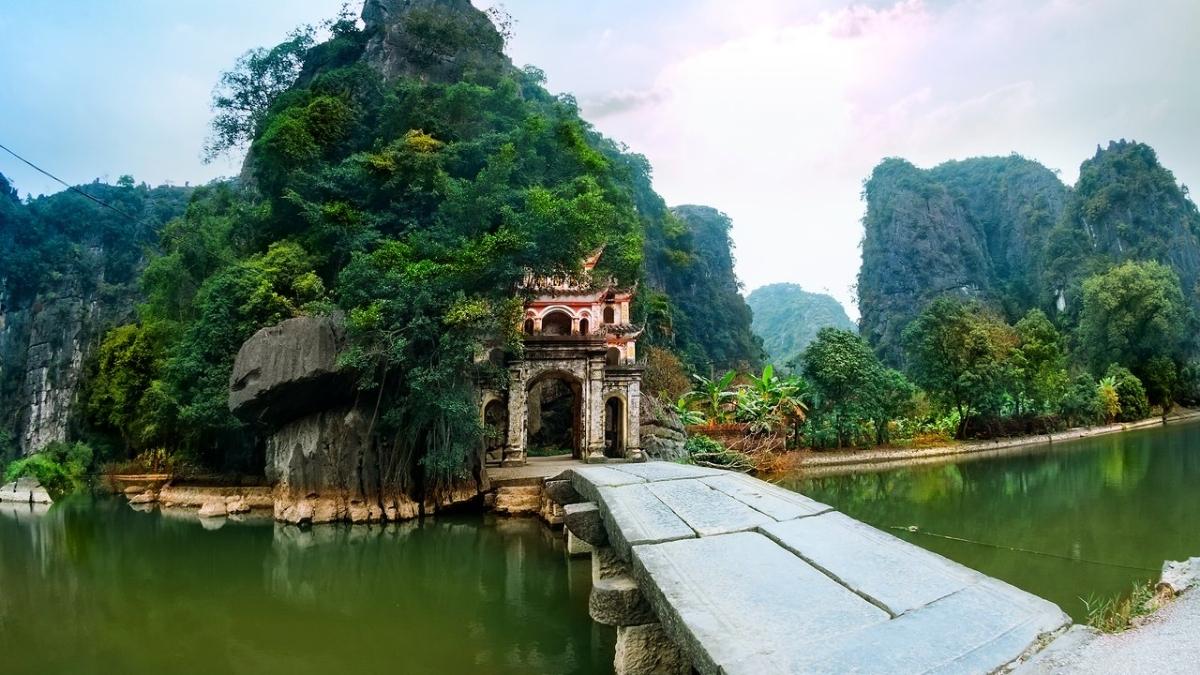 Ninh Binh: Hoa Lu - Van Long Nature Reserve Day Trip